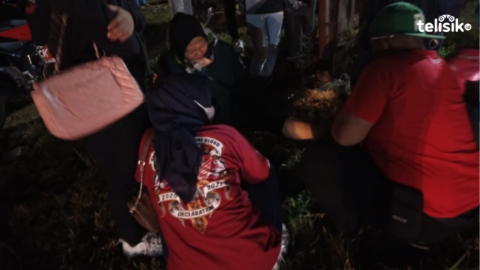 Pertolongan pertama diberikan kepada korban yang mengalami luka ringan. Foto: Arianto/Telisik