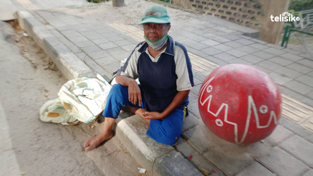 Sataria yang terlihat sedang duduk beristirahat di pinggir jalan tanpa mengenakan alas kaki. Harinya diisi untuk memulung tanpa satu pun botol, kardus dan barang bekas lainnya diperoleh. Foto: Nadwa Rifada/Telisik