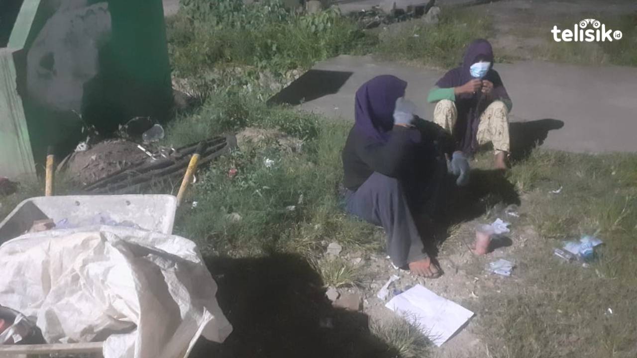 Siti dan Husnawati sedang beristirahat di samping tempat sampah. Foto: Ridho Syafarullah/Telisik