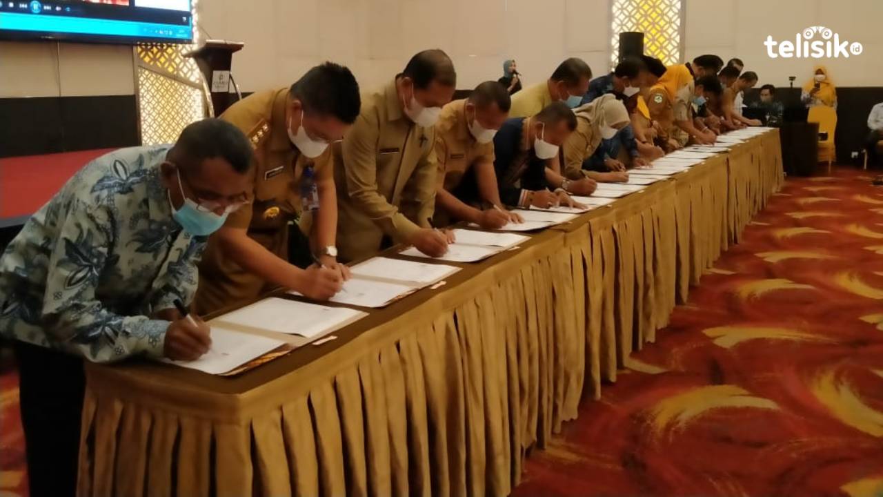 Proses tandatangan MoU bersama seluruh kepala Dinas PPKB kabupaten/kota se-Sultra dengan Kepala BKKBN Sultra dalam Kegiatan Rakerda BKKBN wilayah. Foto: Haidir Ali/Telisik