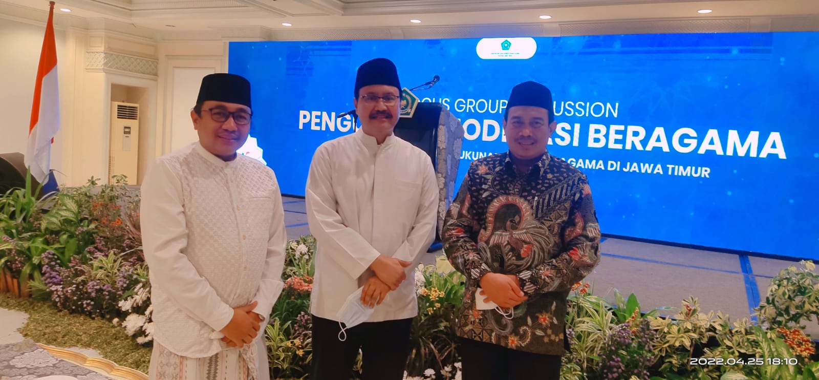 Hasan Ubaidillah, Koordinator Aksi Sejuta Vaksinasi Booster PWNU Jatim, bersama Kepala Kanwil Kemenag Jatim, Husnul Maram MHI, dan Sekjen PBNU H Saifullah Yusuf. Foto: Ist