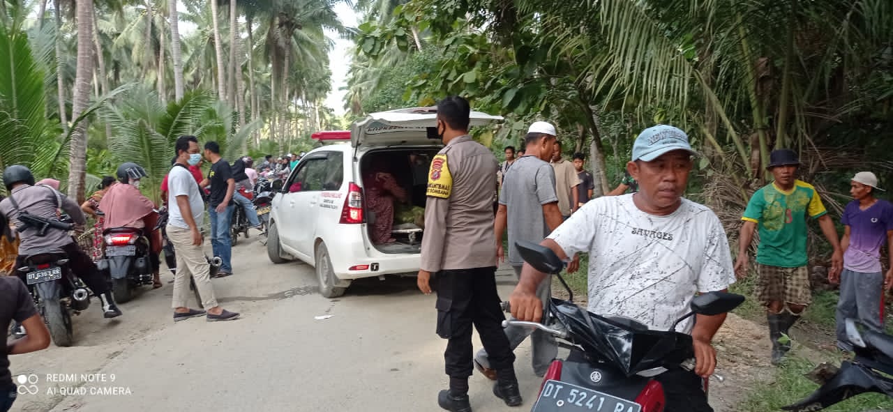Polisi dan tim medis lakukan evakuasi jasad korban. Foto Humas Polres Bombana