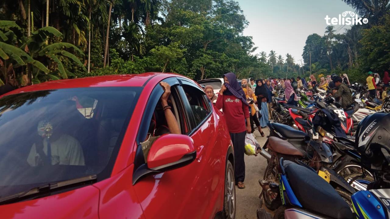 Arus lalu lintas di Pasar Sukadamai dan arah menuju Pelabuhan Tondasi mengalami kemacetan. Foto: Amsir/Telisik