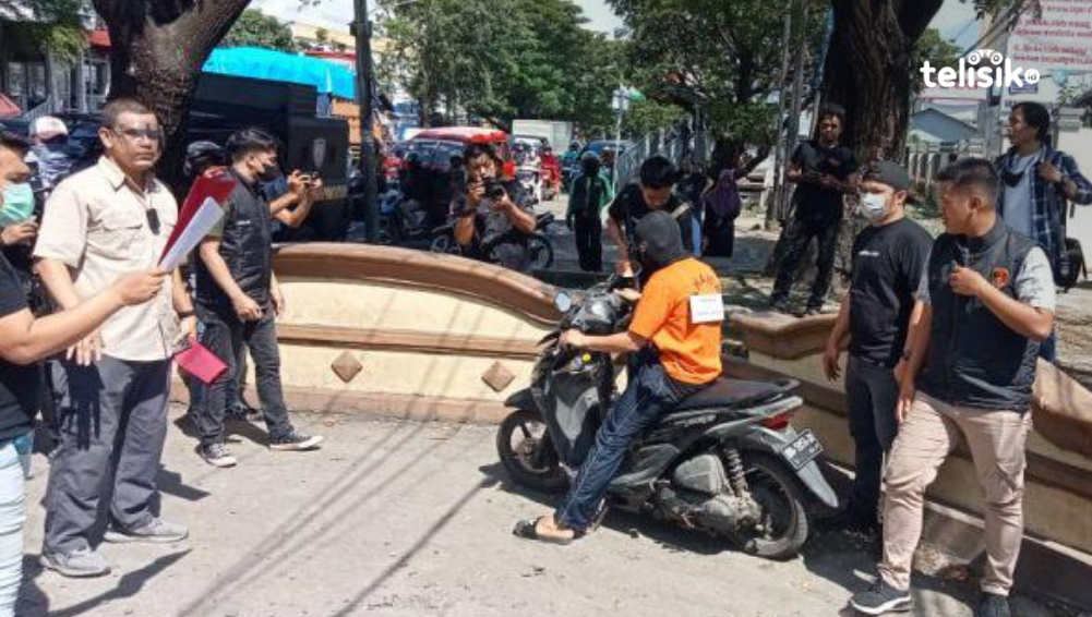 Kasat Reskrim Polrestabes Makassar, AKBP Reonald T Simanjuntak (baju coklat) saat memantau rekonstruksi adegan pelaku penembakan. Foto: Rezki Mas'ud/Telisik