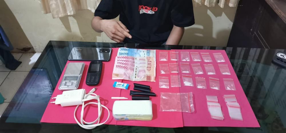 Barang bukti hasil pengejaran polisi bersama pelaku yang diamankan di Polres Bombana. Foto: Humas Polres Bombana