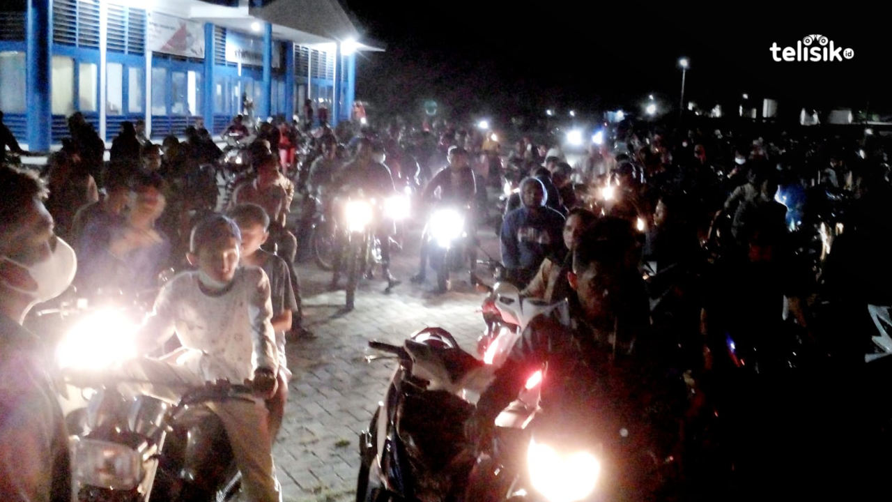 Situasi pawai malam takbiran di titik akhir Pelabuhan Kedindi Reo. Foto: Berto Davids/Telisik