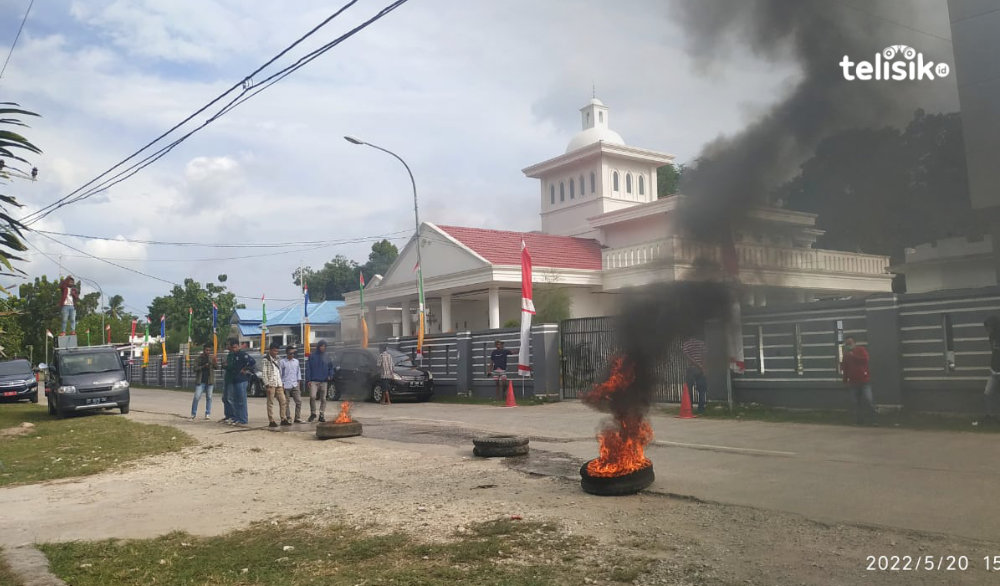 Suasana unjuk rasa di depan kantor DPRD dan Rujab Bupati Buton Selatan Foto: Deni Djohan/Telisik