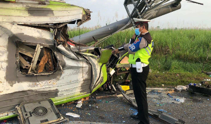Laka lantas bus pariwisata Ardiansyah di tol sumo yang meneeaskan 14 penumpang. Foto: PJR Polda Jawa Timur