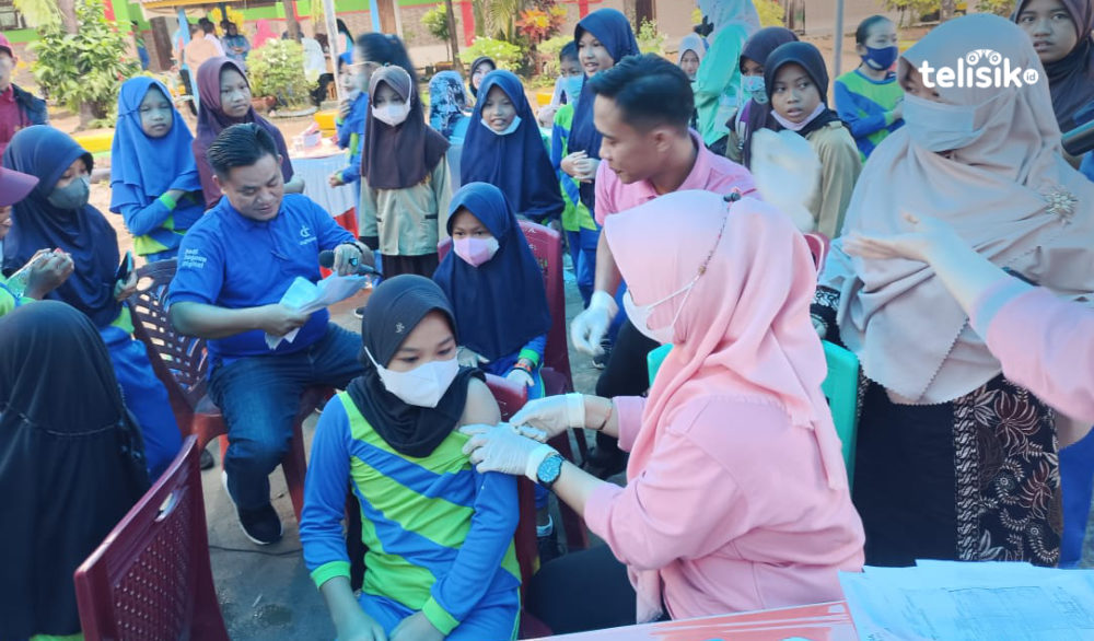  Sejumlah murid SDN 1 Unaaha yang memgikuti suntikan imunisasi dalam kegiatan BIAN tingkat Konawe 2022. Foto: Aris Syam/Telisik