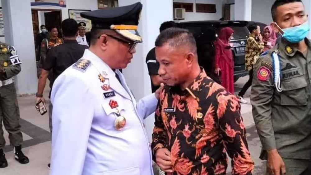 Kabag Protokoler dan Komunikasi Pimpinan Pemkab Muna Barat, Fajar Fariki bersama Pj Bupati Mubar, Bahri. Foto: Ist.