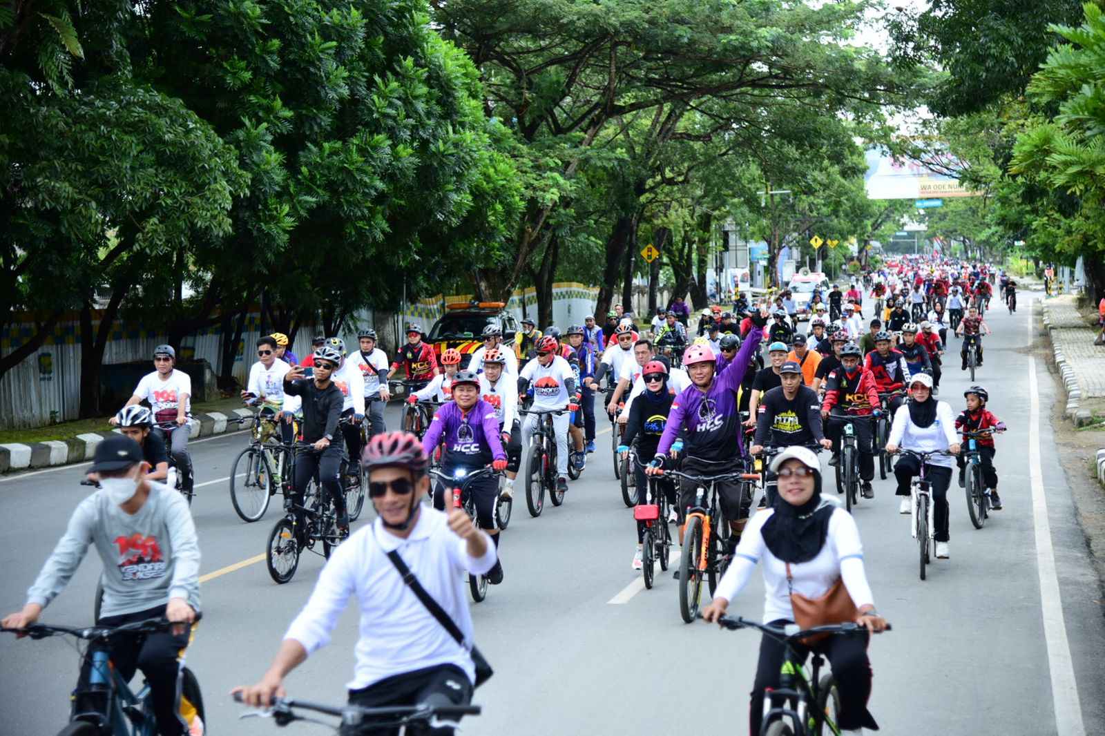 Ribuan warga Kota Kendari turut ramaikan gowes, dalam rangka menyambut HUT Kota Kendari ke-191 tahun. Foto: Ist.