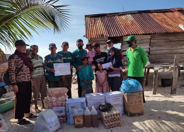 Penyaluran bantuan kepada 6 anak yatim piatu di Pulau Sagori. Foto: Dokumentasi WIZ Bombana
