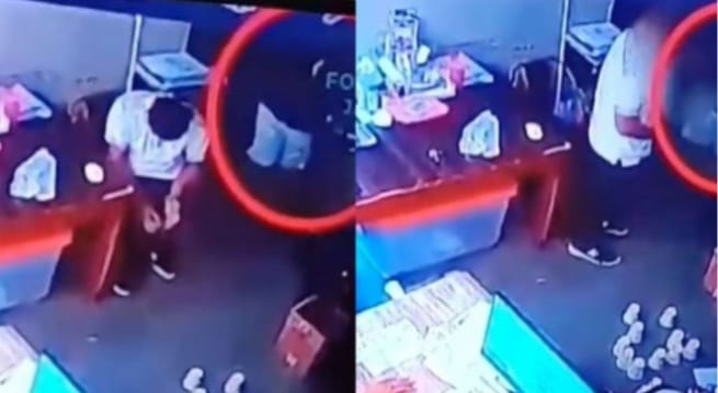 Benny Kabur Harman diduga dorong wajah manajer restoran di Labuan Bajo. Aksinya terekam CCTV. Foto: Tangkapan layar video