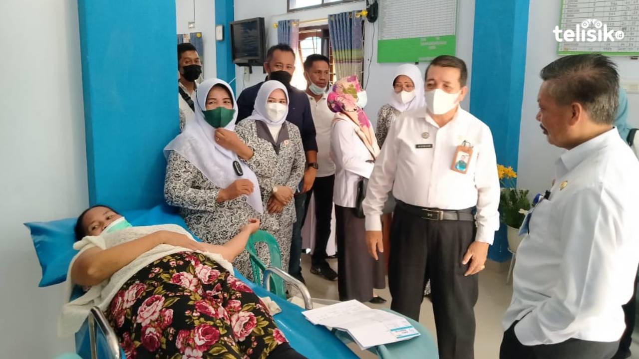 Kepala BKKBN Provinsi Sulawesi Tenggara, Asmar (dua dari kanan) sedang memantau pelayanan kepada peserta Akseptor oleh para bidan pada momentum HUT IBI ke-71. Foto: Haidir Ali/Telisik
