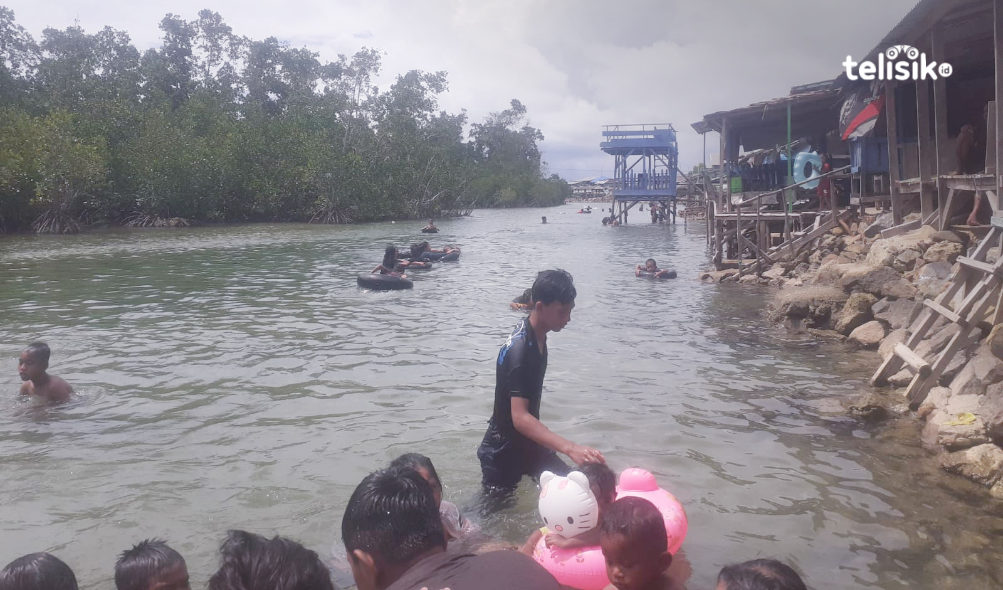 Tampak pengunjung sedang berenang bersama keluarga di wisata permandian kali Biru Kota Kendari. Foto: Ridho Syafarullah/Telisik