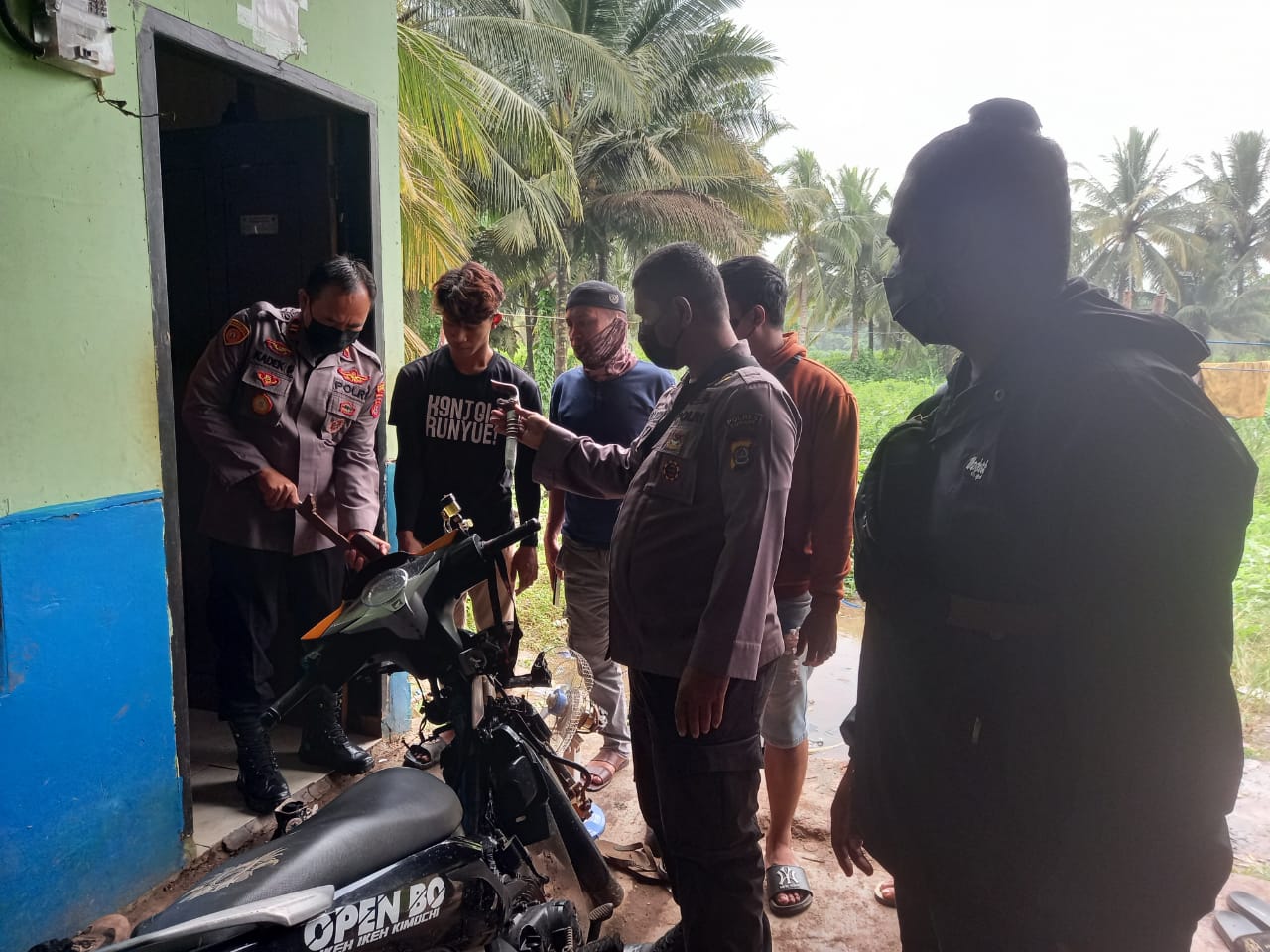 Suasana pengamanan pelaku dan barang bukti oleh Polsek Bondoala di rumah kontrakan di Kecamatan Morosi, Konawe. Foto: Ist