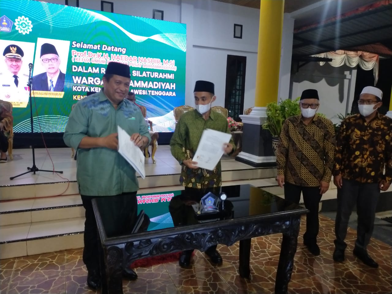 Bupati Muna, LM Rusman Emba meneken MoU dengan PP Muhammadiyah. Foto : Ist.