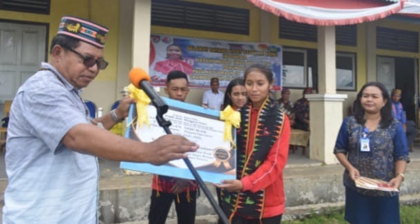 Bupati Manggarai Timur saat menyerahkan uang hadiah 100 juta ke Atlet Kempo. Foto: Ist