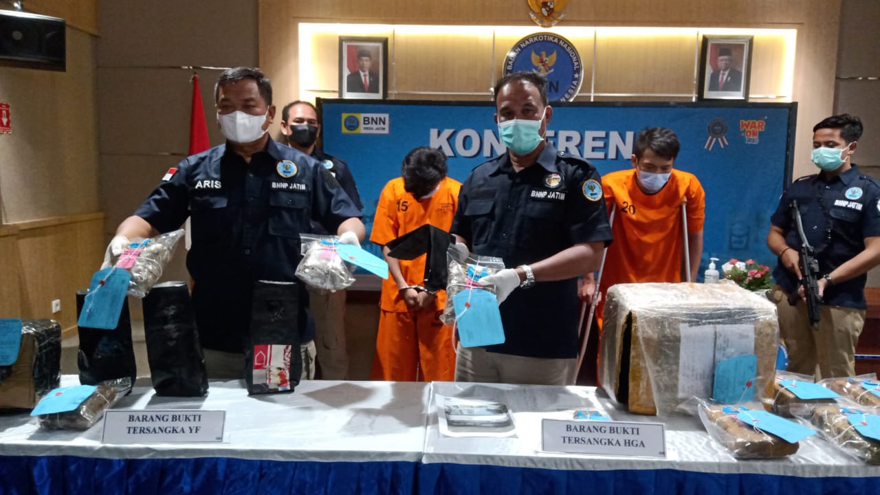 Tersangka di kantor BNNP Jawa Timur usai ditangkap. Foto: Ist