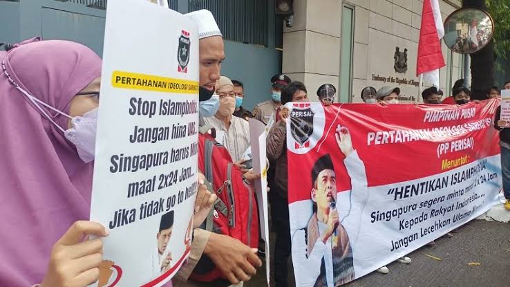 Massa dari Perisai unjuk rasa di depan Gedung Kedutaan Besar (Kudebes) Singapura, Jumat (20/5/2022) siang. Foto: Repro MPI