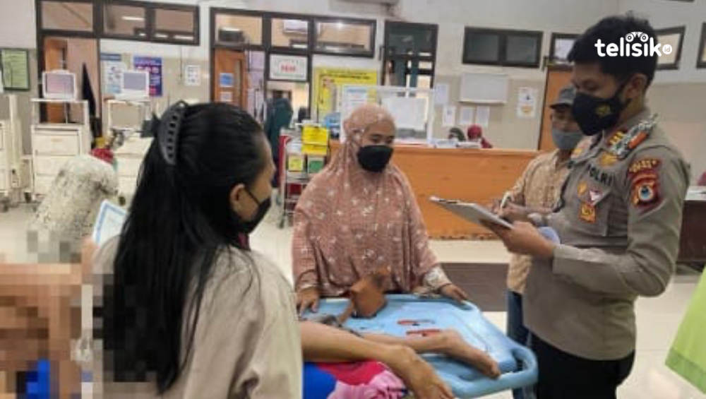 AKP Hasan Fadli saat mendatangi korban penusukan oleh anak kandungnya sendiri di RS Kallong Tala Gowa. Foto: Rezki Mas'ud/Telisik.id