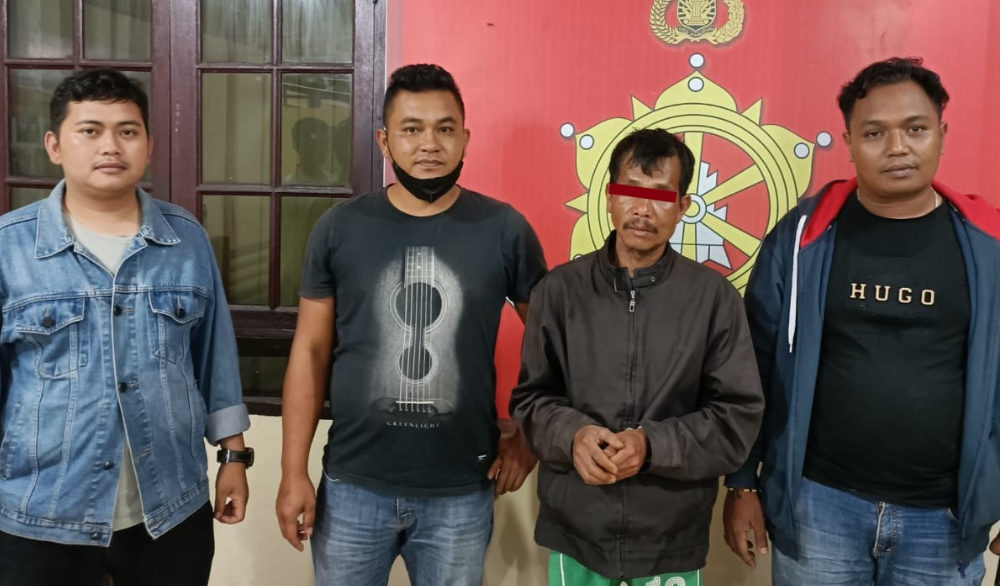 Pelaku (memakai celana pendek) ketika diamankan petugas kepolisian, usai membunih neneknya sendiri. Foto: Humas Polres Dairi