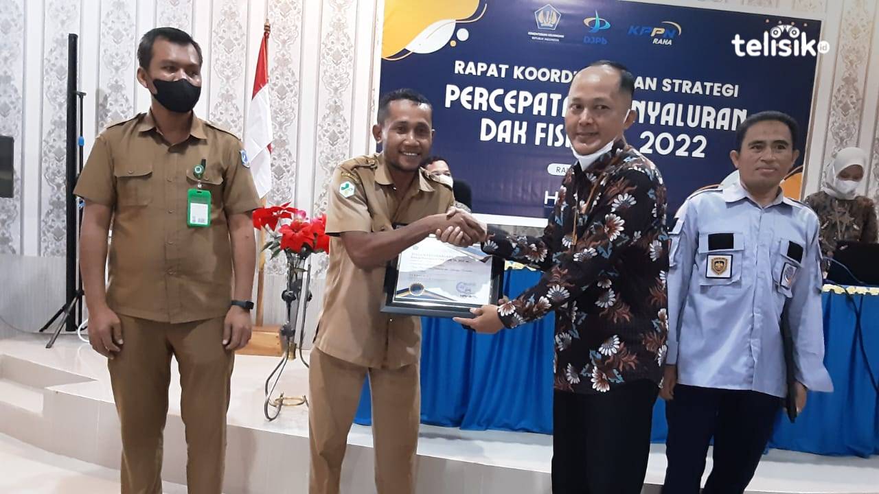 Kepala KPPN Raha, Sulistiyono menyerahkan piagam penghargaan pada DPPKB Muna. Foto: Sunaryo/Telisik