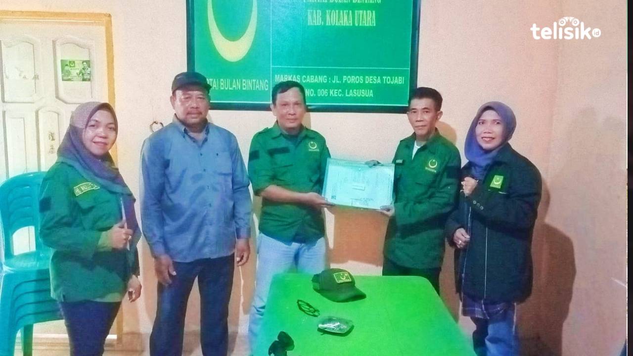 Tim verifikasi DPW PBB Hamzah dan Rabiah (kanan) bersama Sekertaris DPC, Ahmar Baharuddin (kiri) saat berkunjung di Kantor DPC PBB Kolut. Foto: Muh Risal H/Telisik