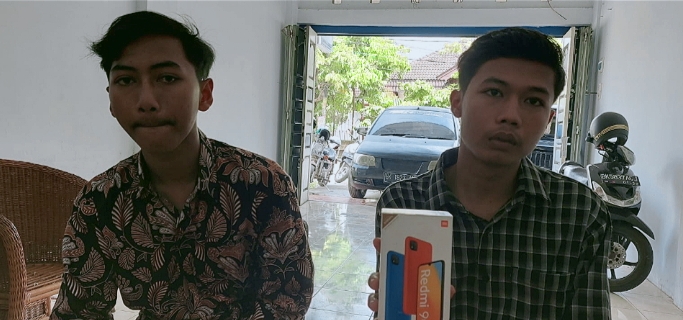 Kedua korban perampokan menunjukkan kotak handphonenya. Foto: Ist.