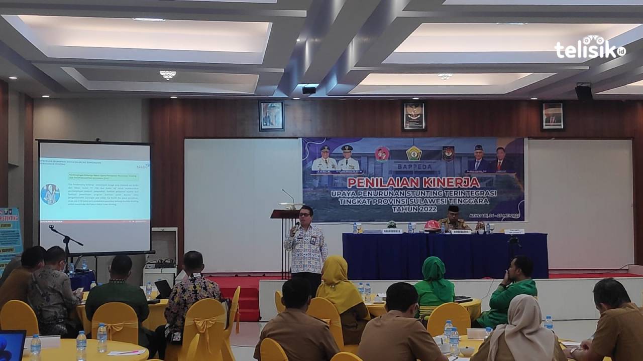 Kepala BKKBN Sulawesi Tenggara Asmar, saat membawakan materi di kegiatan penilaian kinerja upaya penurunan stunting terintegrasi tingkat Provinsi Sulawesi Tenggara tahun 2022. Foto: Ruliawan/Telisik