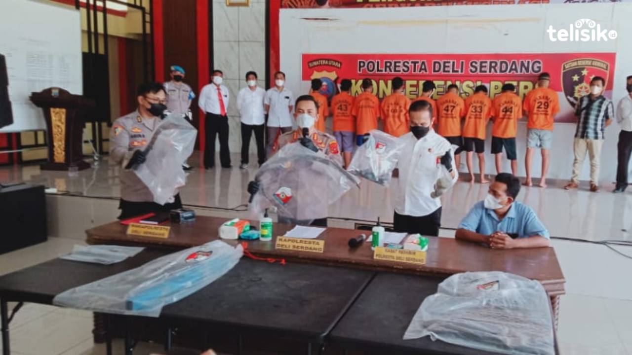 Kapolresta Deli Serdang, Kombes Pol Irsan Sinuhaji bersama Wakil Kepala Polresta AKBP Agus Sugiyarso dan Kasatreskrim Kompol I Kadek, memaparkan pengungkapan kasus geng motor anak di bawah umur. Foto: Reza Fahlefy/Telisik