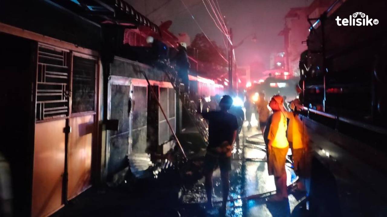 Petugas pemadam kebakaran bersama warga memadamkan api di gudang barang pecah belah yang terbakar. Foto: Reza Fahlefy/Telisik