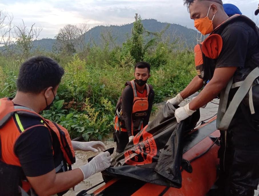 Setelah tiga hari berjibaku dalam pencarian nelayan yang hilang, seluruh elemen tim SAR gabungan akhirnya dikembalikan ke kesatuannya masing-masing. Foto: Humas SAR Kendari