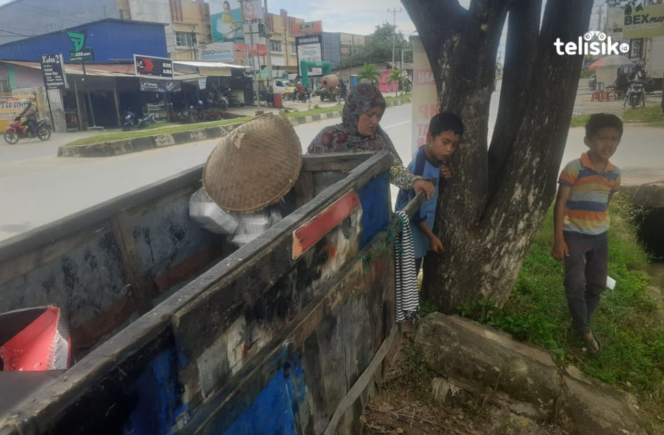 Tina dan kedua anaknya saat sedang melepas lelah di bawah pohon. Foto: Ridho Syafarullah/Telisik