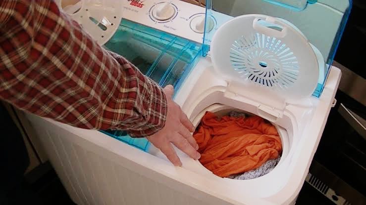 Kebiasaan buruk yang sering dilakukan saat mencuci baju dengan mesin cuci dapat mengakibatkan hal yang fatal jika terus menerus dilakukan. Foto: Dekoruma.com