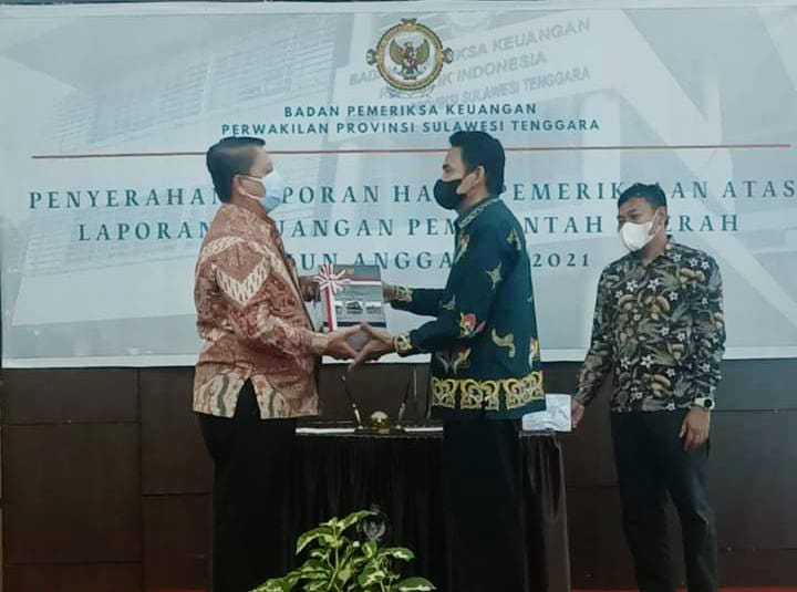 Wakil Bupati Bombana, Johan Salim, saat menerima penyerahan berkas laporon pengelolaan keuangan daerah Bombana. Foto : Dinas Kominfo Bombana