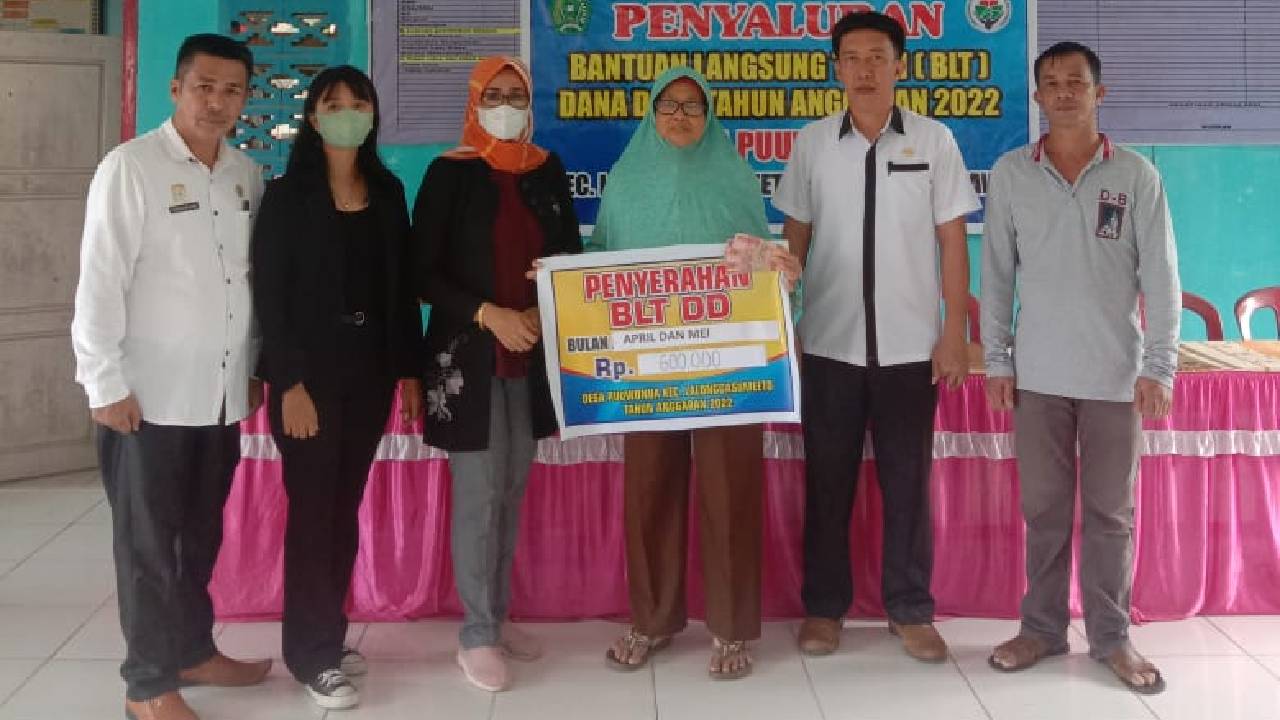 Pemerintah Desa Puuwonua kembali menyalurkan BLT DD periode April-Mei dan meminta warga untuk membelanjakan uang bantuan sesuai kebutuhan. Foto: Ist