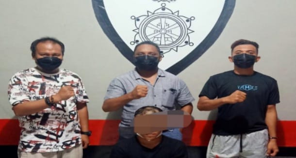 Pelaku saat diamankan Polisi. Foto: Ist.