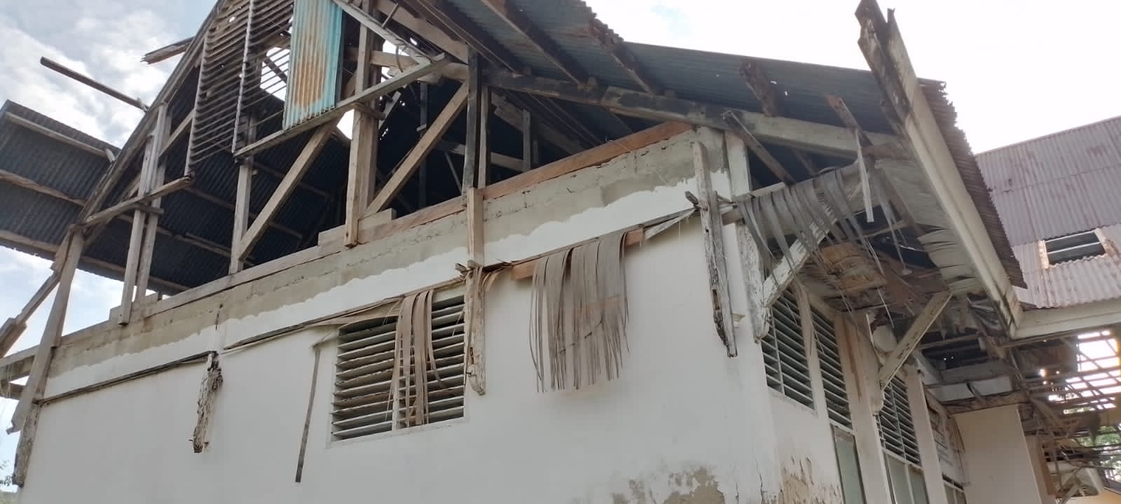 Tampak kondisi bangunan SMAN 1 Binongko yang mengalami rusak berat Foto: Ist