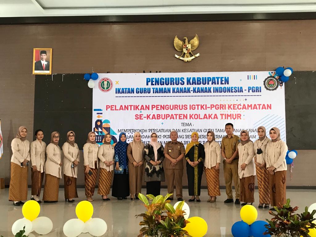 PJ Bupati Koltim, Ir H Sulwan Aboenawas usai melantik pengurus Ikatan Guru Taman Kanak-kanak. Foto: Ist.