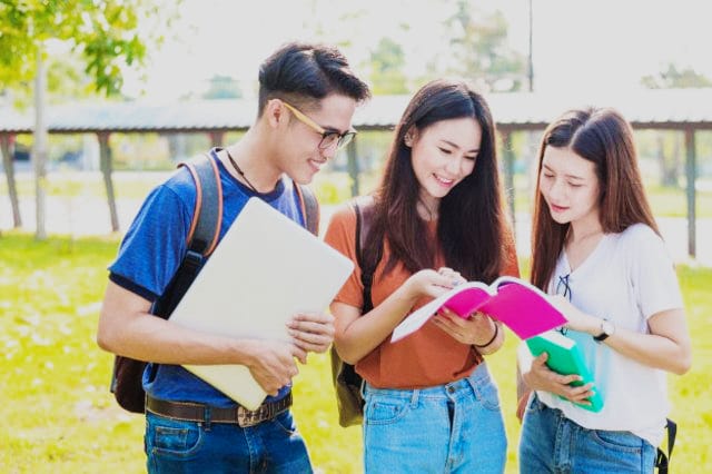 Menjadi mahasiswa baru merupakan jalan awal menuju cita-cita. Namun ada beberapa yang harus dihindari selama menjadi mahasiswa baru. Foto: Repro Gramedia.com