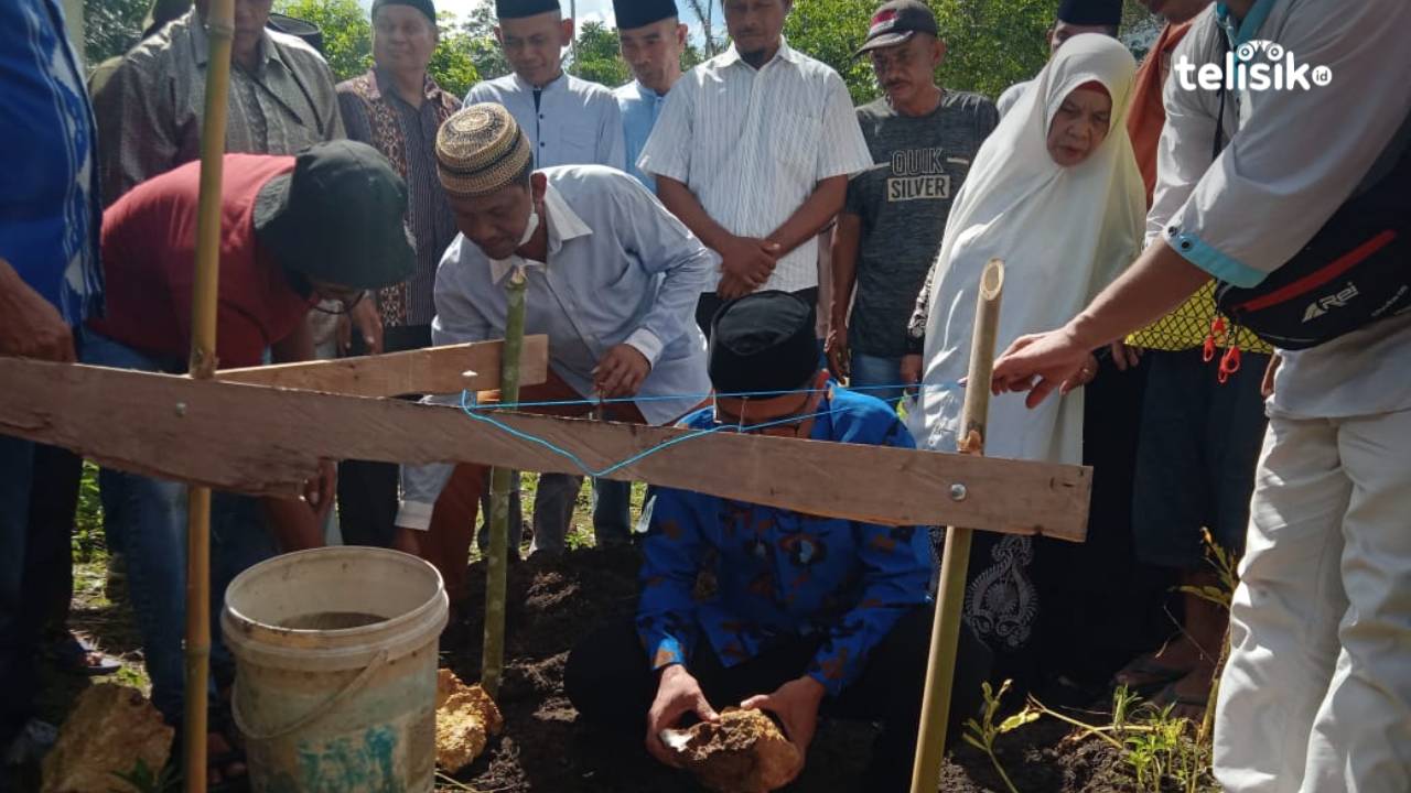 Masjid tertua di Kabupaten Muna Barat yang sudah berusia 5 abad, mulai rehab secara total. Foto: Amsir/Telisik