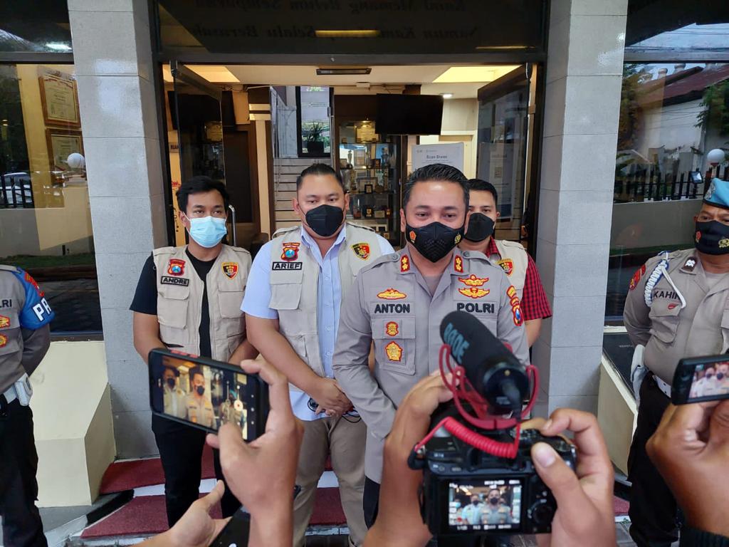 Kapolres Pelabuhan Tanjung Perak, AKBP Anton Elfrino Trisanto menyurati Imigrasi guna mencekal tersangka pengiriman 8 kontainer ke Timor Leste. Foto: Ist