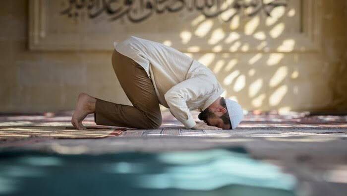 Seorang teman dapat membawa kebaikan bagi teman lainnya, hal itulah yang terjadi pada Agus Ramadhan yang putuskan jadi mualaf karena merasa tenang melihat temannya salat. Foto: Repro detik.com