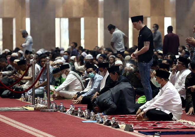 Mesut Ozil (peci hitam sedang berdiri) saat berada di Masjid Istiqlal di Jakarta. Foto: Repro detikcom