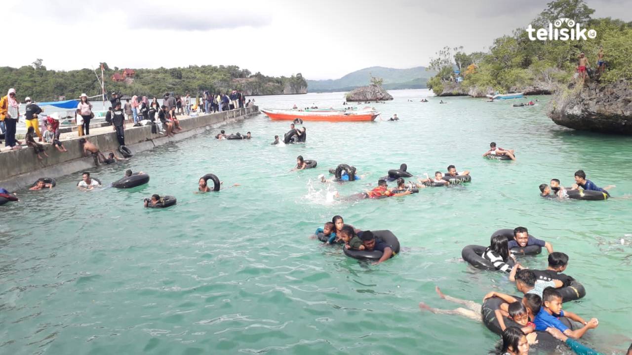 Nampak beberapa masyarakat menikmati suasana pantai Meleura dengan berenang menunggunakan ban, Foto: Aris Mantobua/Telisik