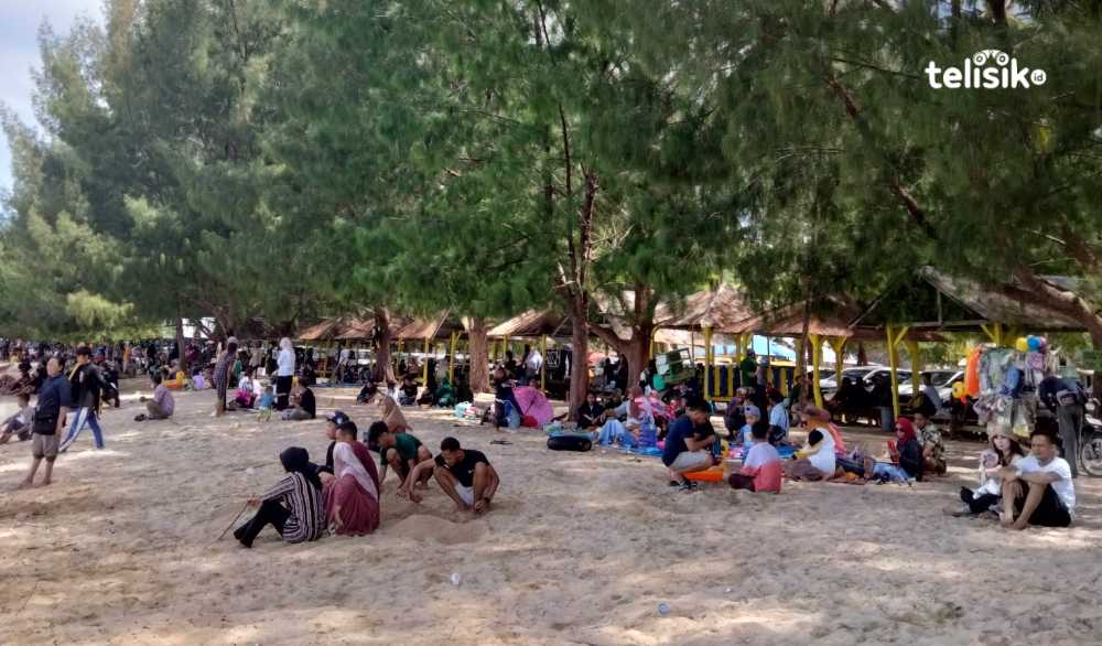 Pengunjung menikmati suasana Pantai Toronipa. Foto: Muhammad Ilwanto/Telisik