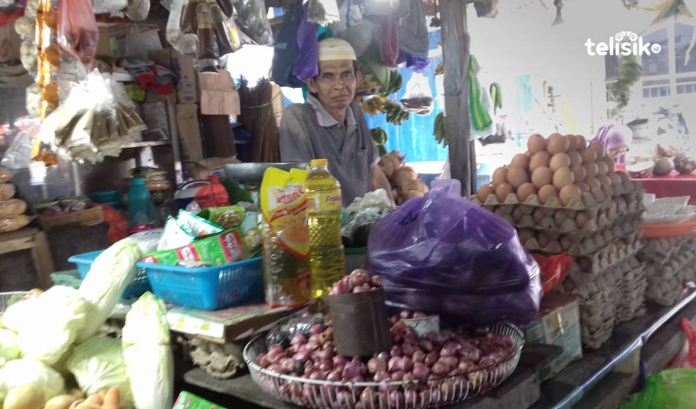 Harga bawang merah di sejumlah pasar Kota Kendari mengalami kenaikan drastis, mencapai 60 ?ri harga sebelum lebaran idul fitri. Foto: Ichsanul Ibad/Telisik
