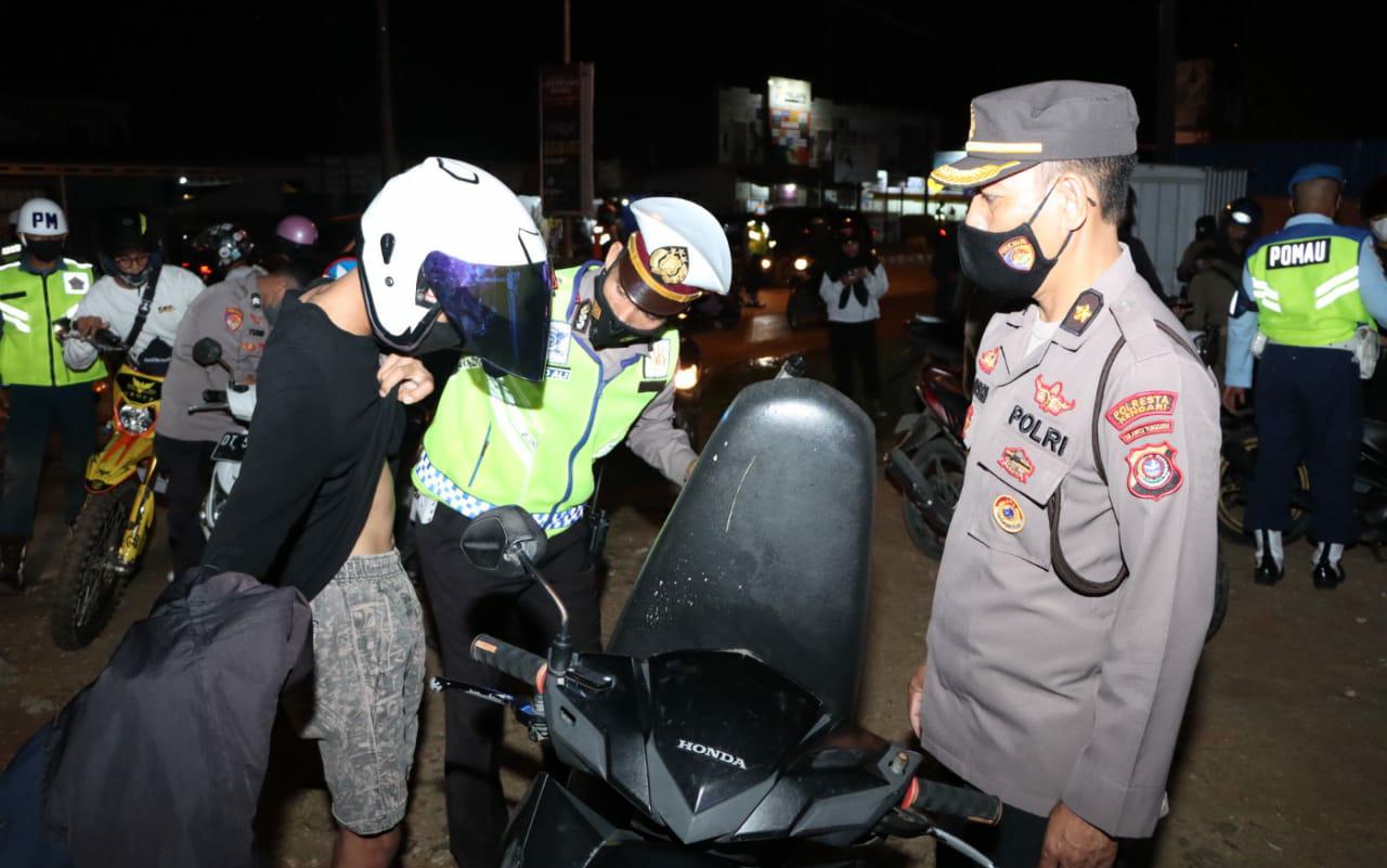 Giat patroli gabungan, Polresta Kendari mengamankan beberapa senjata tajam dan peluru. Foto: Ist.