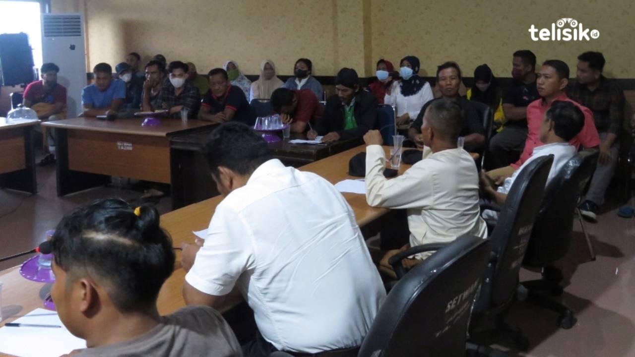 Janji Ketua DPRD Konawe Selatan untuk menjadi penengah dari kisruh penolakan dari rencana Pemda membangun pasar modern, berbuah hasil. Foto: Ashar Hamka/Telisik